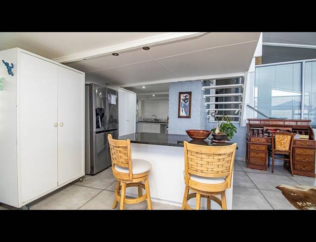 7 BEDROOM HOUSE FOR SALE IN SANTOS BAY